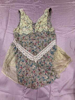 Y2K BKE Floral Lace Trim Sleeveless Top in Cream and Blue